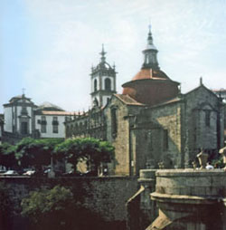 Blick auf das ehemalige Kloster São Gonçalo in Amarante Nordportugal